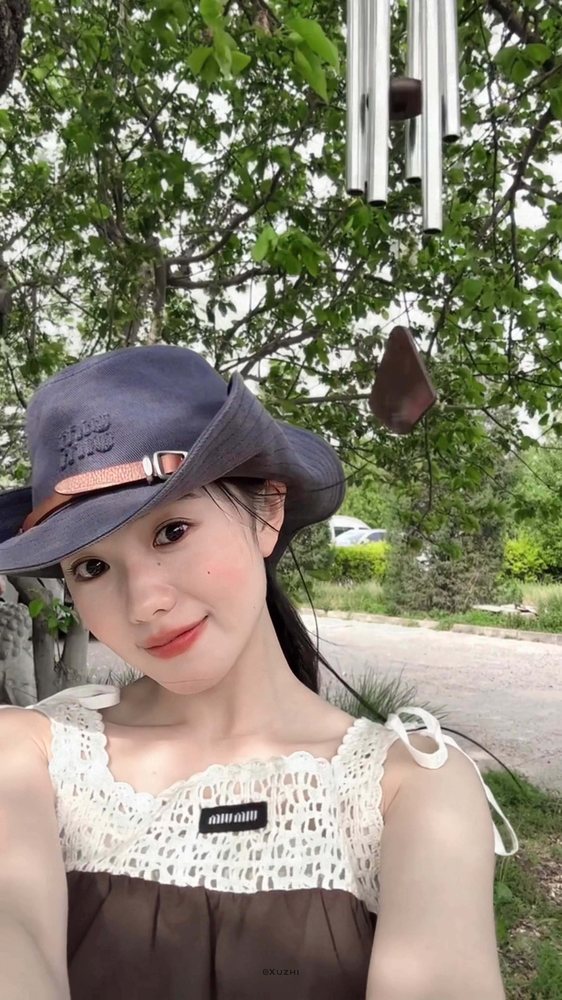 刘浩存洗把脸就在夏天出片了这组林间素颜随拍，瞬间懂啥叫天生自带夏日滤镜！简简单
