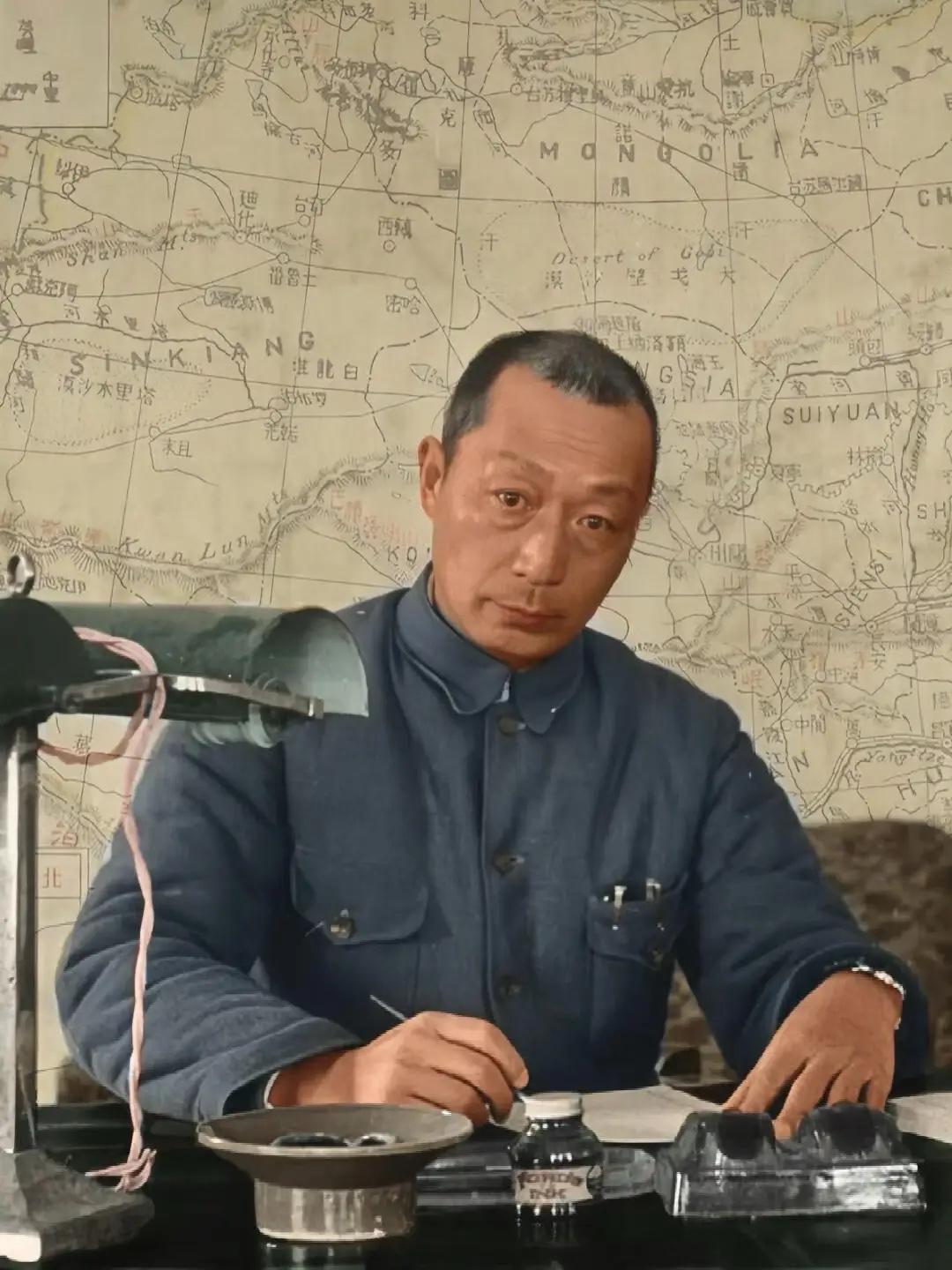 聂帅在张家口办公照，台灯够古老了，那个铁盘子干嘛用？墨水瓶右旁又是个啥？背后的地