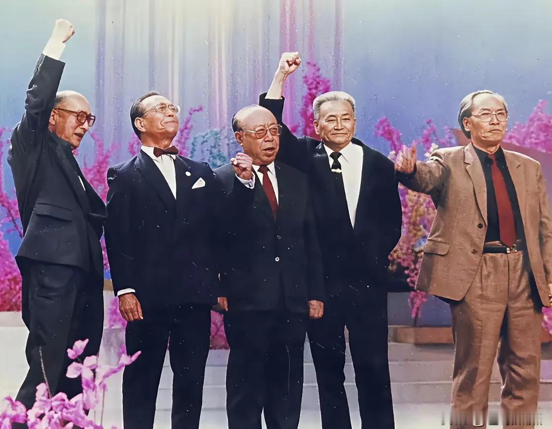 这是一张不多见的图片。物以类聚，人以群分。银幕上坏蛋聚会了。这也真是难得。