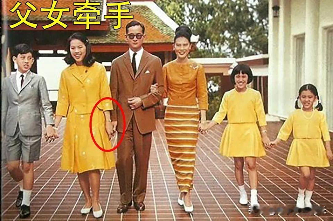 小时候的泰王一家人手牵手，他是家中唯一的男孩，也是最好看的娃。