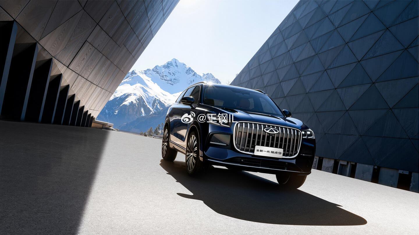 新一代奇瑞瑞虎9官图亮相预计内饰升级大，外观上，直瀑式镀铬格栅，双L型熏黑日