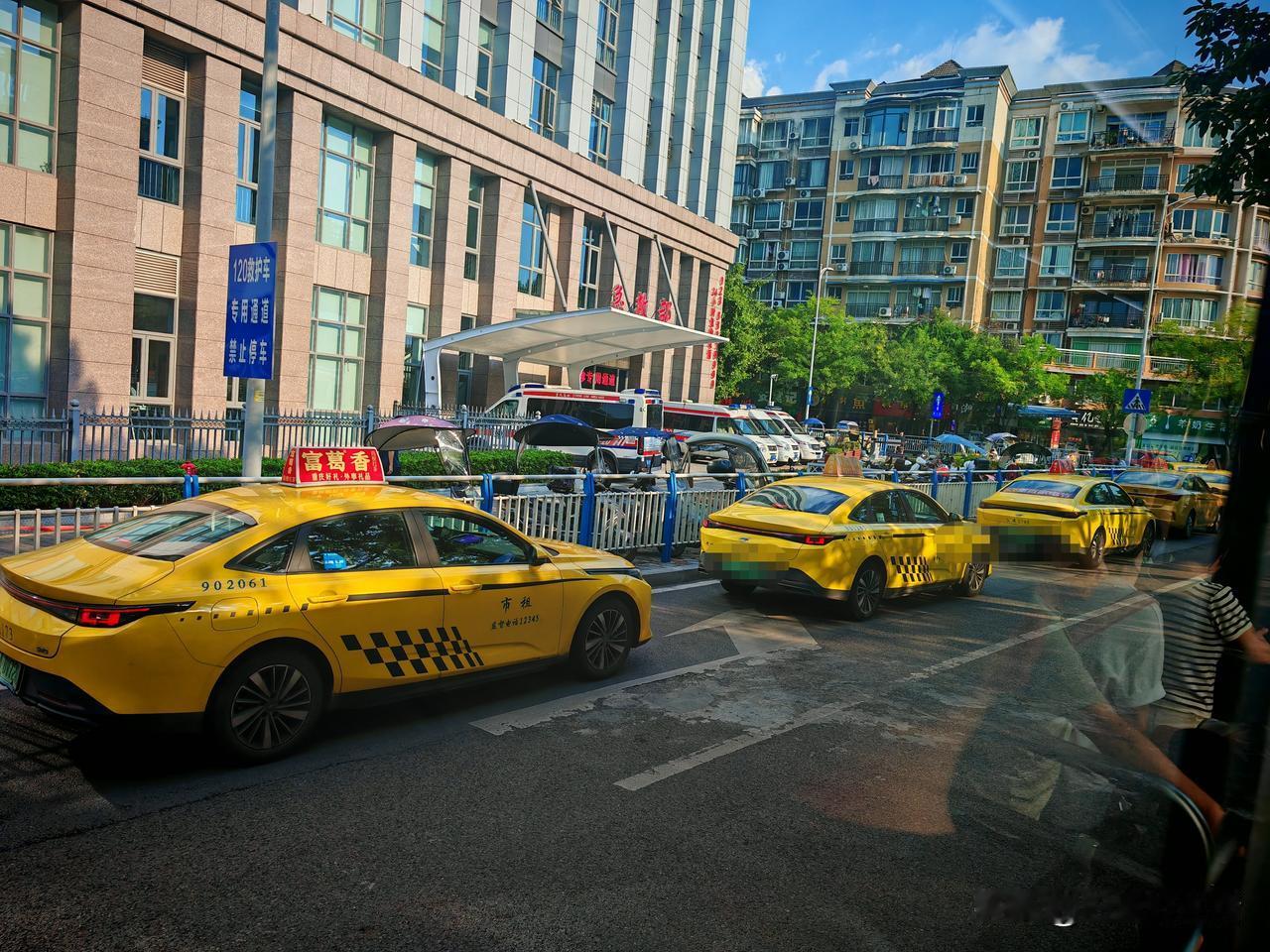 重庆出租车，生意真的不好干啊。前两天路过北碚中医院，路边排队的出租车直接排着长队