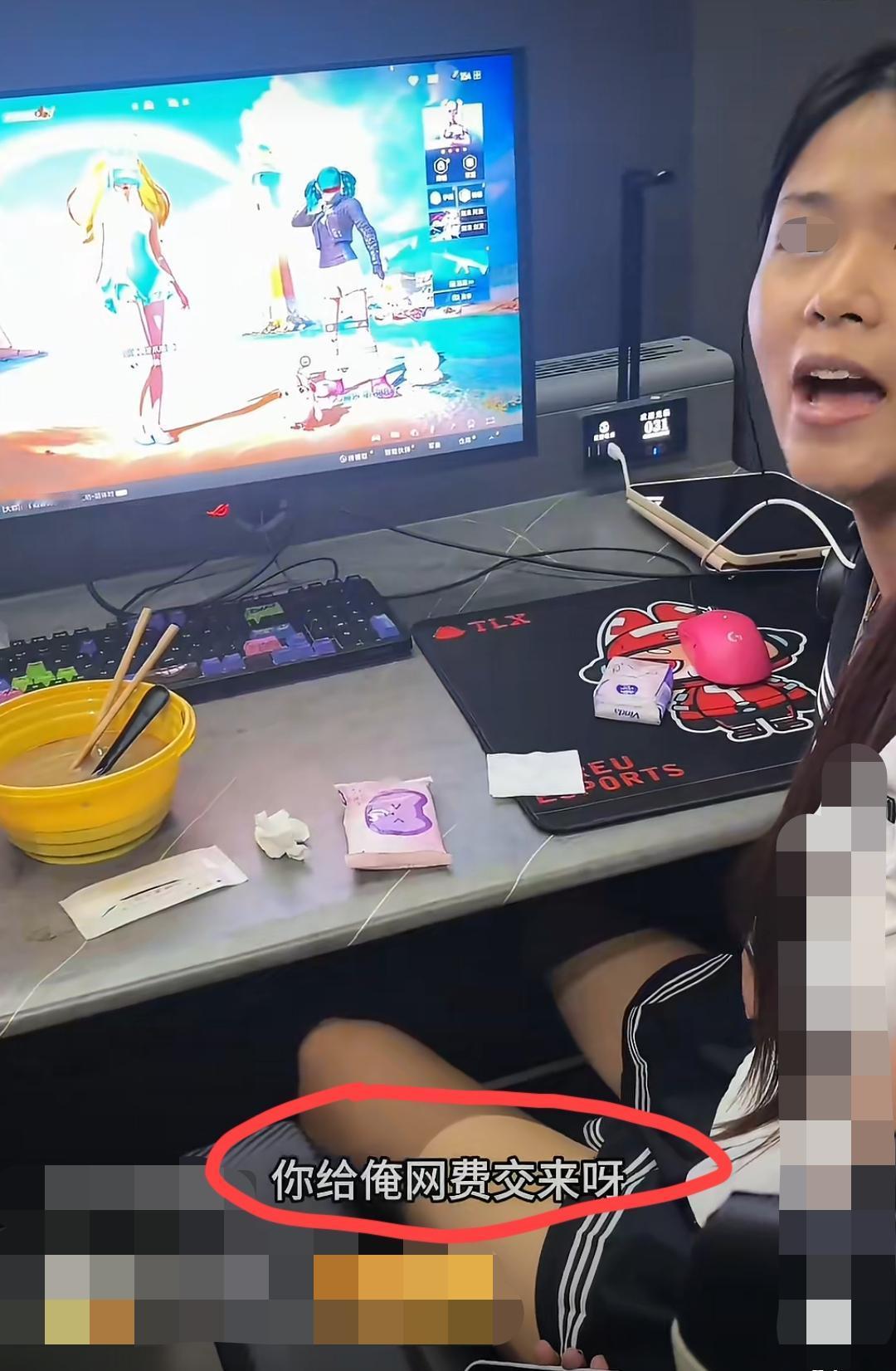 女生在网吧包厢内点外卖，声称菜咸了发起仅退款。外卖小哥上网吧索要餐食，发现餐食