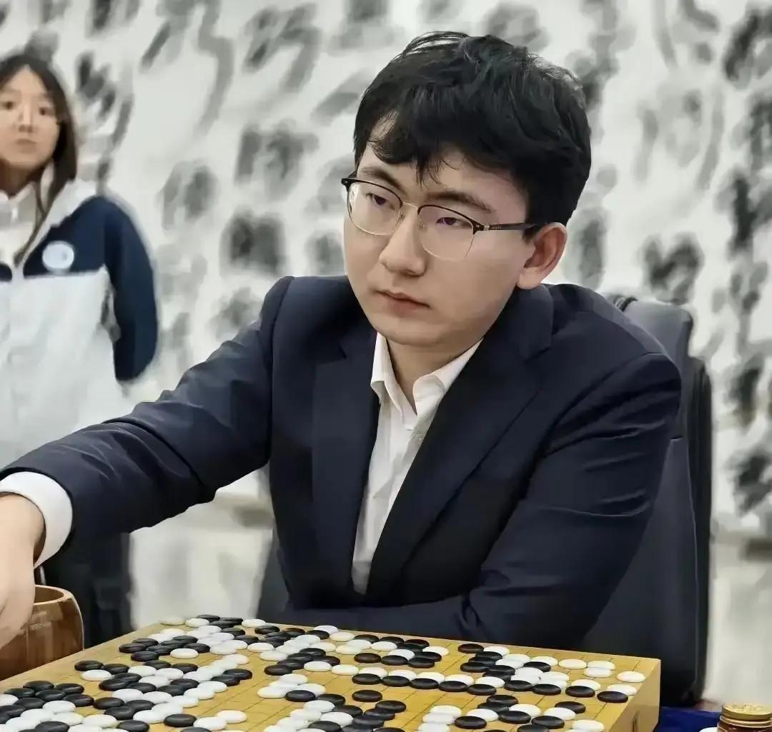 申真谞的棋，开始怕一个人了。不是柯洁，不是朴廷桓。是一个曾被他碾压11次的