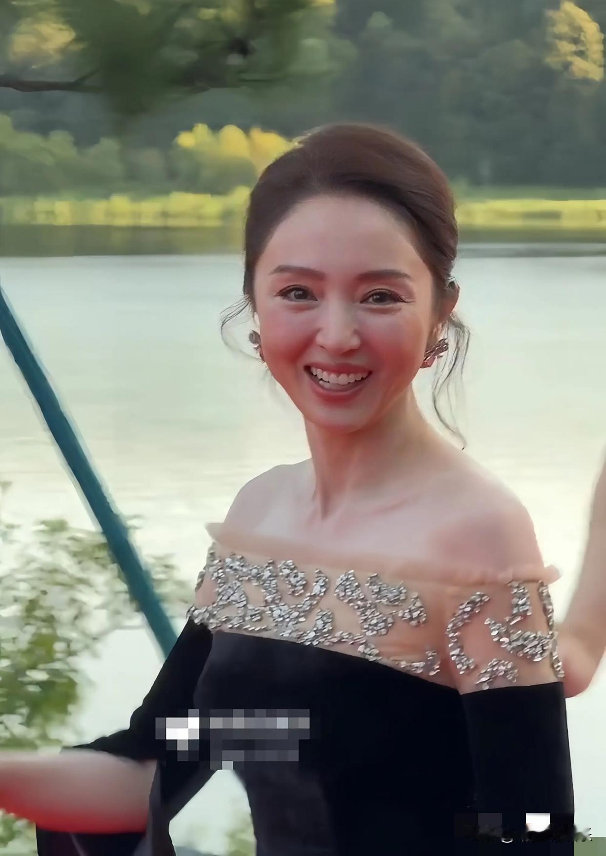 董璇在婚姻里其实精明着呢，她和张维伊签过婚前协议，并且也不准他给自己买任何保险