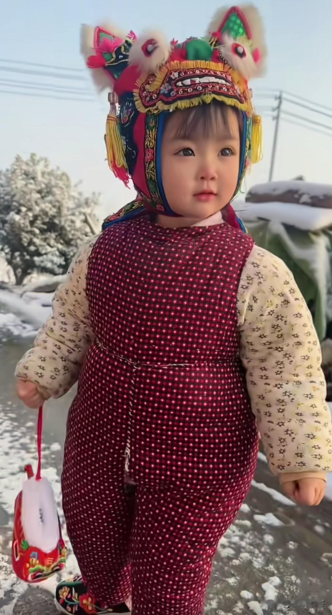 小宝宝戴着虎头帽，可爱又喜庆！
