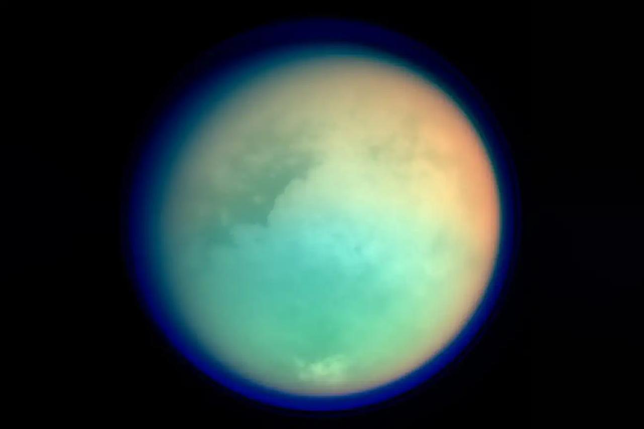 土卫六和冥王星，刚刚联手给天文学家出了道无解的化学谜题。科学家通过詹姆斯·韦