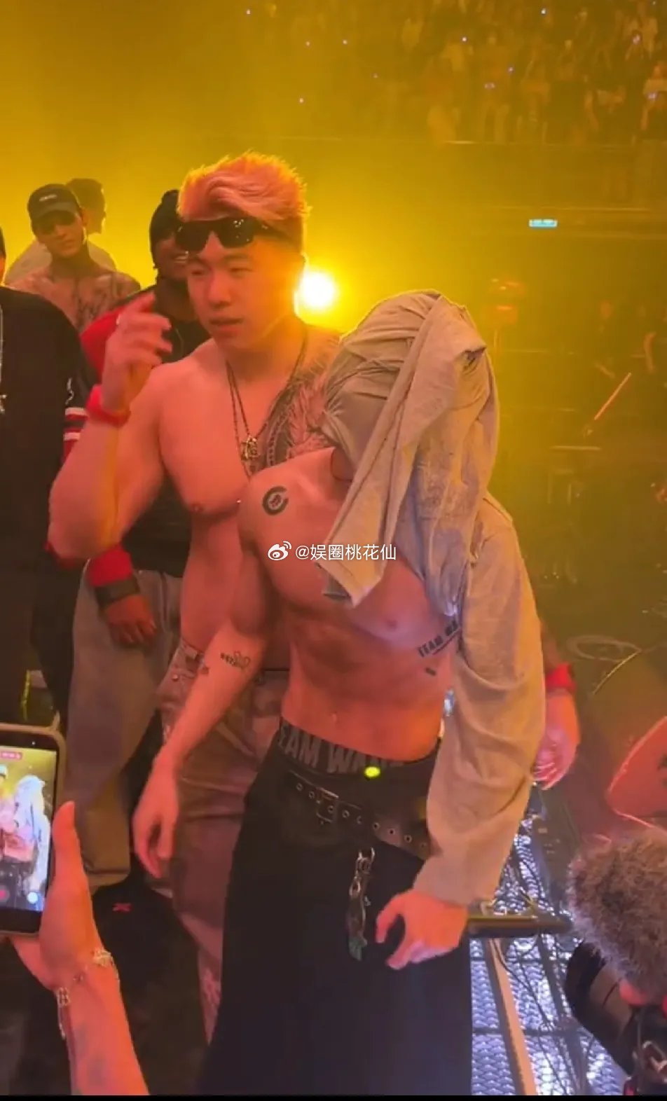 王嘉尔曾那么暖心的冲上去帮裴珠泫解围，轮到自己时，却没人能护着他，看着王嘉尔的表