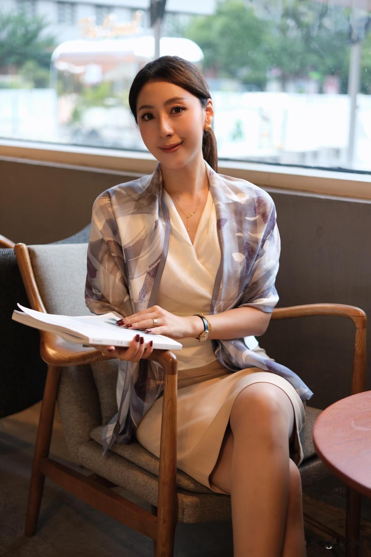 秋天的松弛感，是丝巾给的~🧣系上丝巾，感觉整个秋天都温柔了风一吹，扬起的不