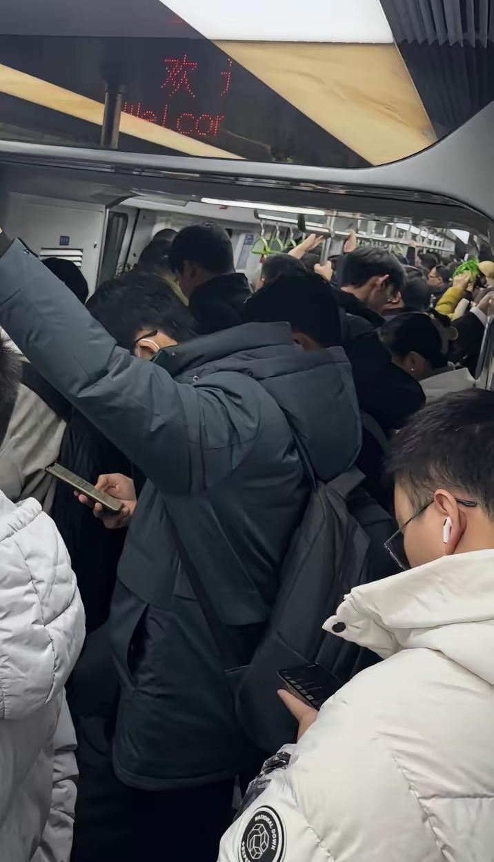 老人退场，牛马上线！济南地铁四号线开通后第一个工作日，列车里装满了匆忙的打工人。