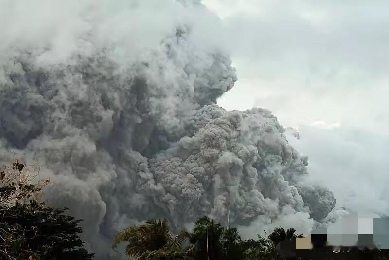 马荣火山喷发，近20万人受灾！中国网友：一分不捐，半物不给！菲律宾马荣火山喷了，