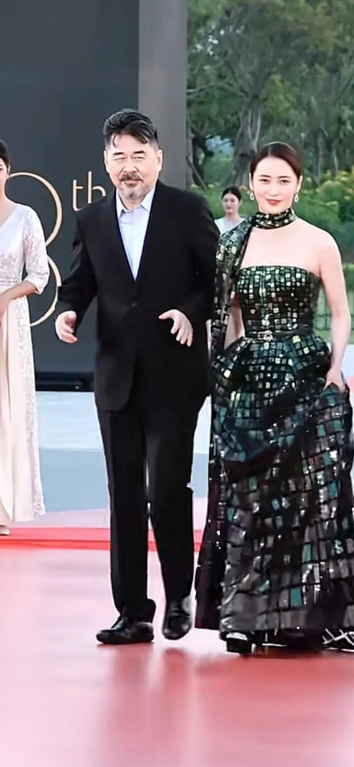 四大爷又被网友调侃了[捂脸哭]四爷跟老婆一起走红毯没有牵到老婆的手一脸的无