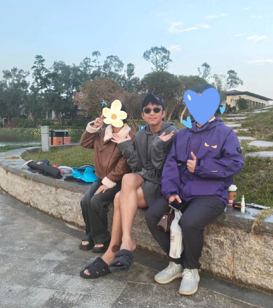 邓超到广东也是入乡随俗了，穿着拖鞋和大裤衩就出来了，被路人偶遇也不紧张，大方和人