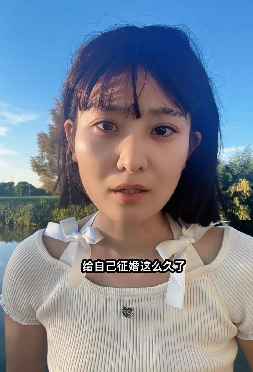 32岁美女网上征婚好多天了，没遇到一个能与她结婚的，她妈嫌她开的条件太低，啥也不