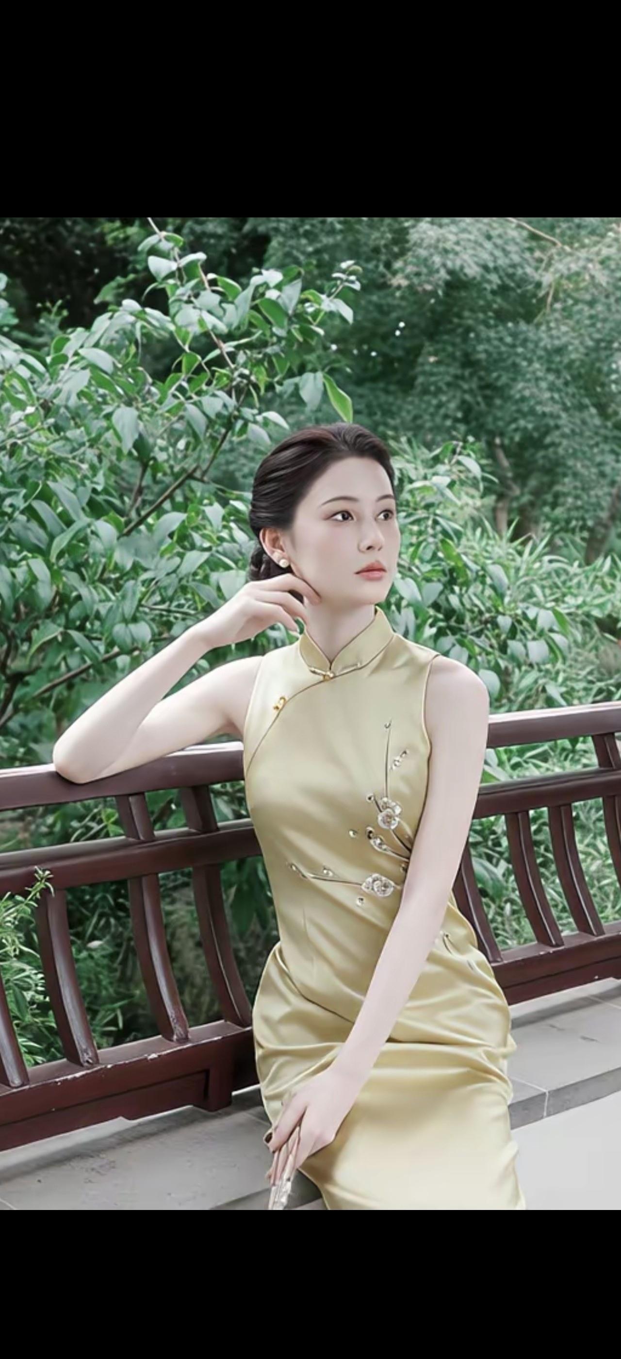 穿旗袍的女士在公园里休息。