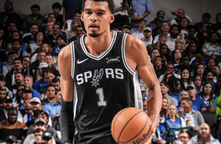 NBA常规赛，马刺以125-92战胜独行侠。本场比赛，马刺球员维克托-文班亚马
