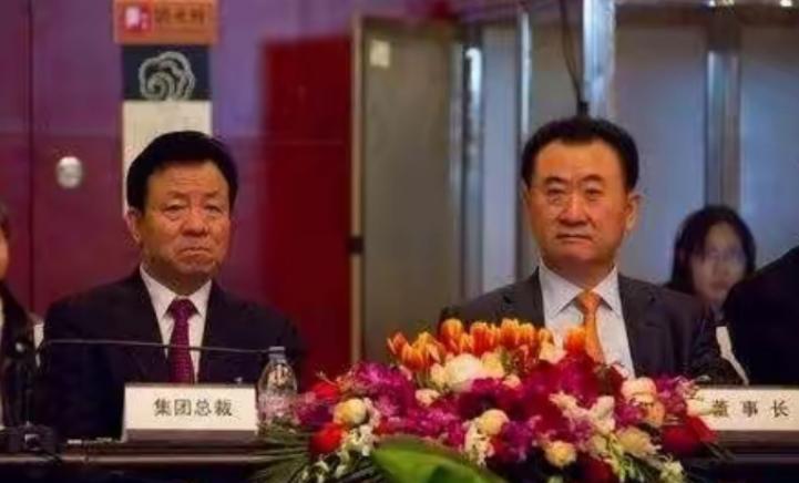 2002年，王健林去一个万达工地视察，晚上留宿。一个叫丁本锡的新员工在门外整整守