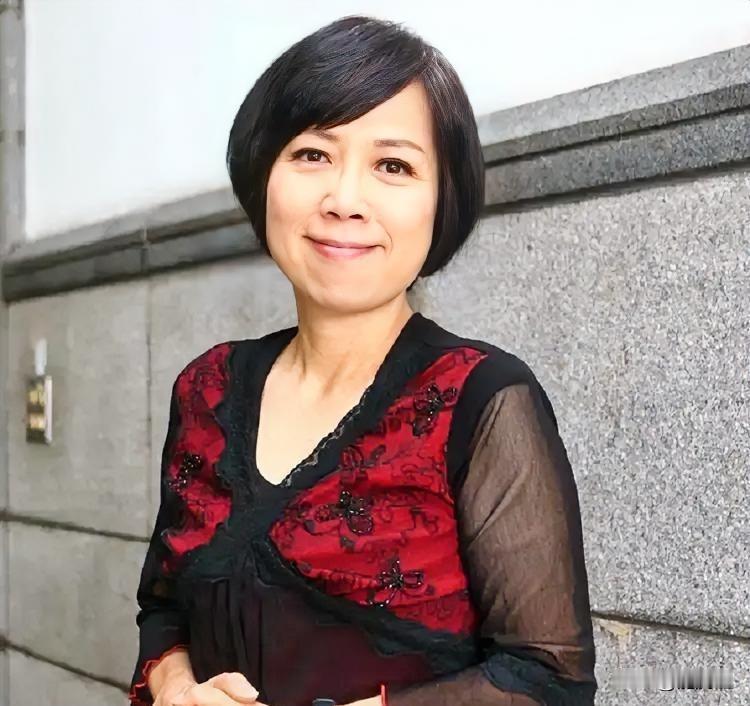 别了，黄智贤！黄智贤近日在直播中说：“我人生的框架不是‘反独促统’，是行侠仗义