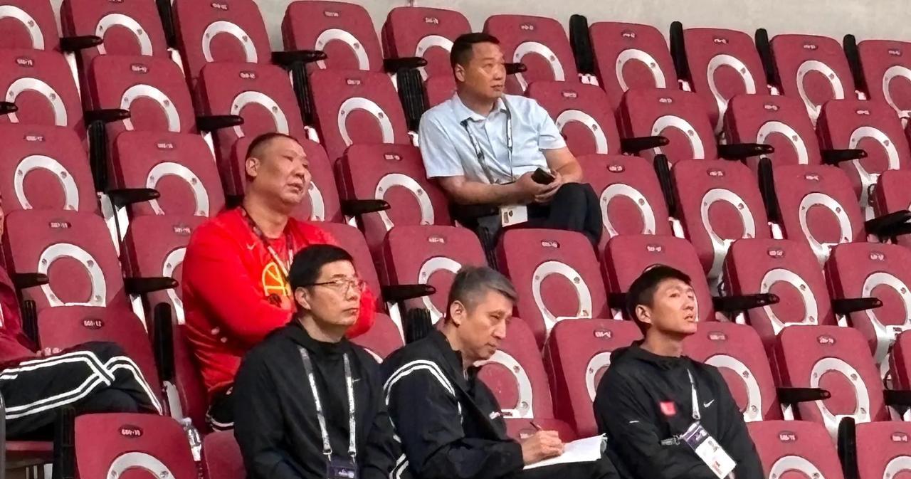 不知道大家发现没？今天韩国与关岛的比赛，郭士强带领男篮教练组现场观看了比赛，这