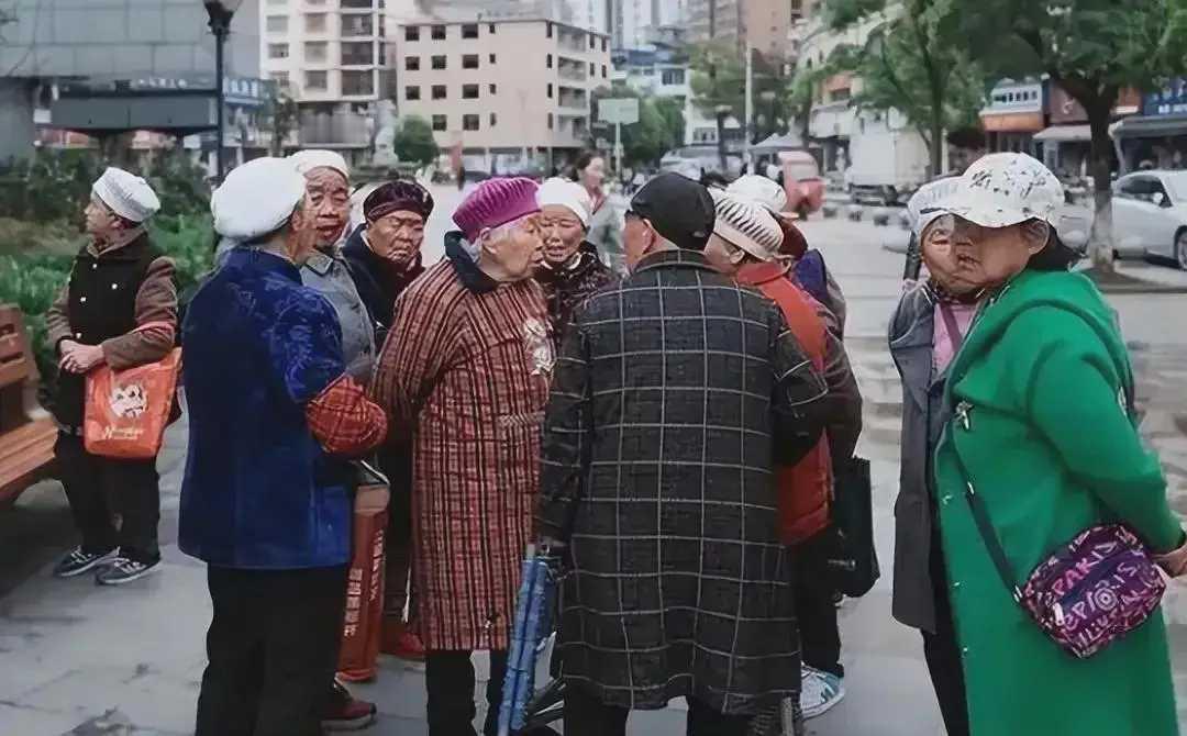 “中国2亿老人‘混吃等死’，‘废物式’养老困境”这说法有点扎心，但也反映了现实。