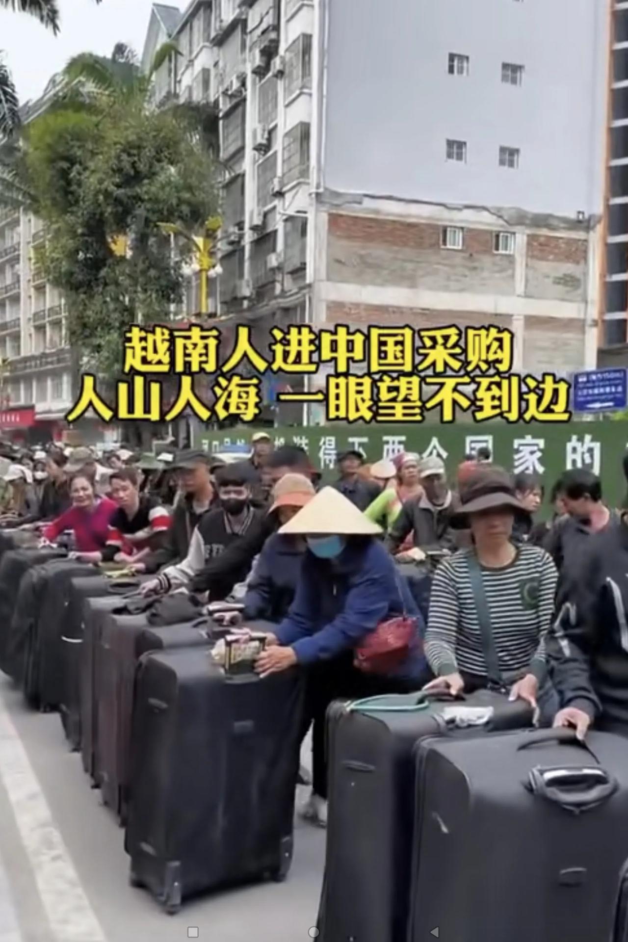 罕见的情景！下面这几张截图是网友在广西中越边境上拍摄到的情景：越南大量的边民人