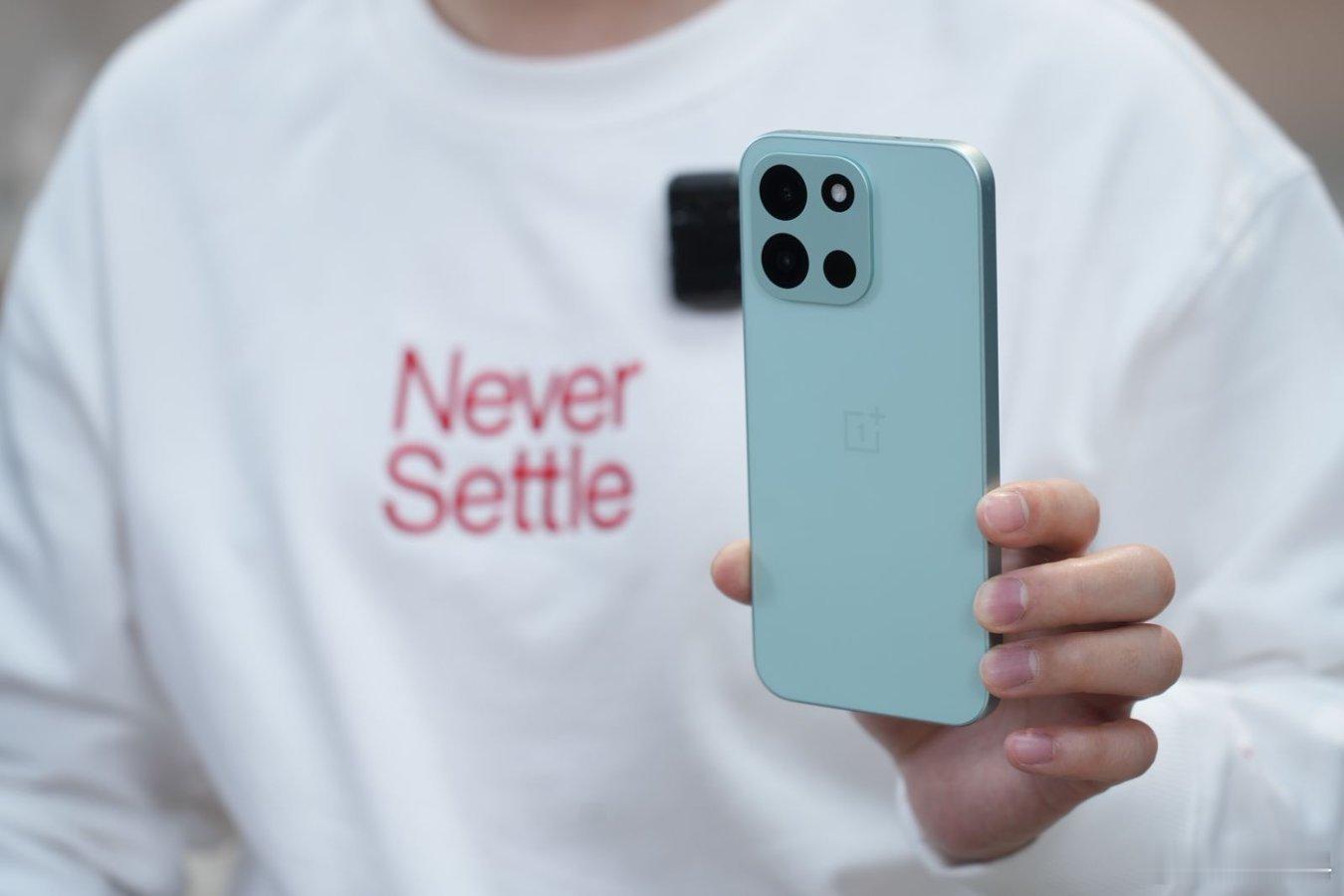 一加Turbo6外观来了，怎么样？是不是很简约？这种定位的机型，摄像头千万不能