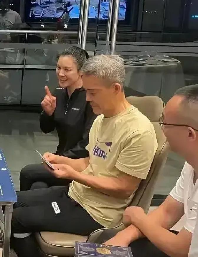 74岁王石被拍到深夜在深圳科技园撸串，穿几十块T恤，跟一群程序员拼桌喝啤酒，旁边