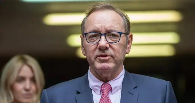 《纸牌屋》男一号跌入“斩杀线”奥斯卡得主凯文史派西是《纸牌屋》男主，现在没家没