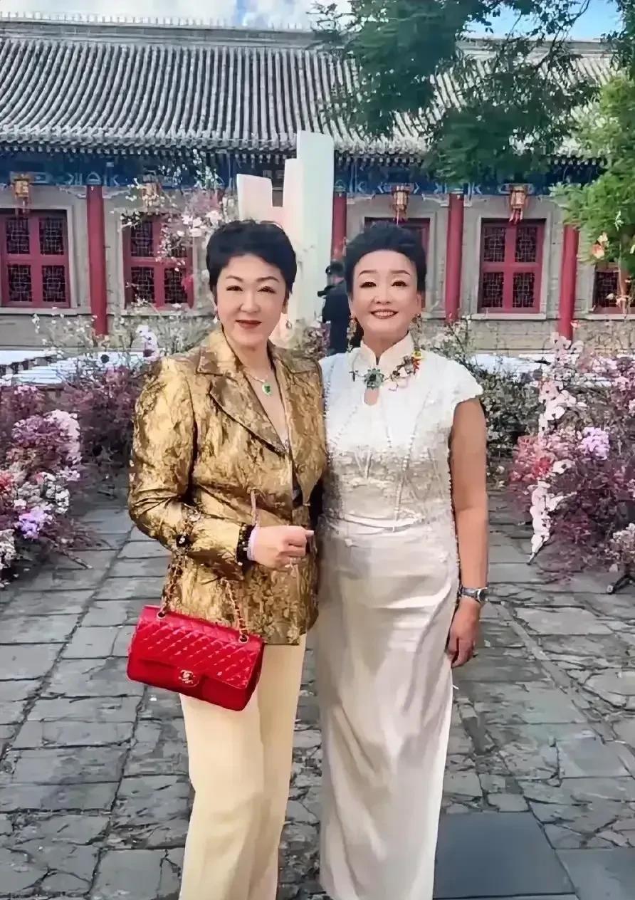 汪小菲婚礼亲妈后妈在后台同框。汪小菲亲爸汪大爷前任张兰，现任赵行长都是长相端庄