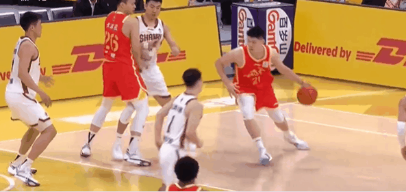 胡金秋本来以为这球稳了。内线转身过掉对手，篮下空无一人。谁知道迪亚洛