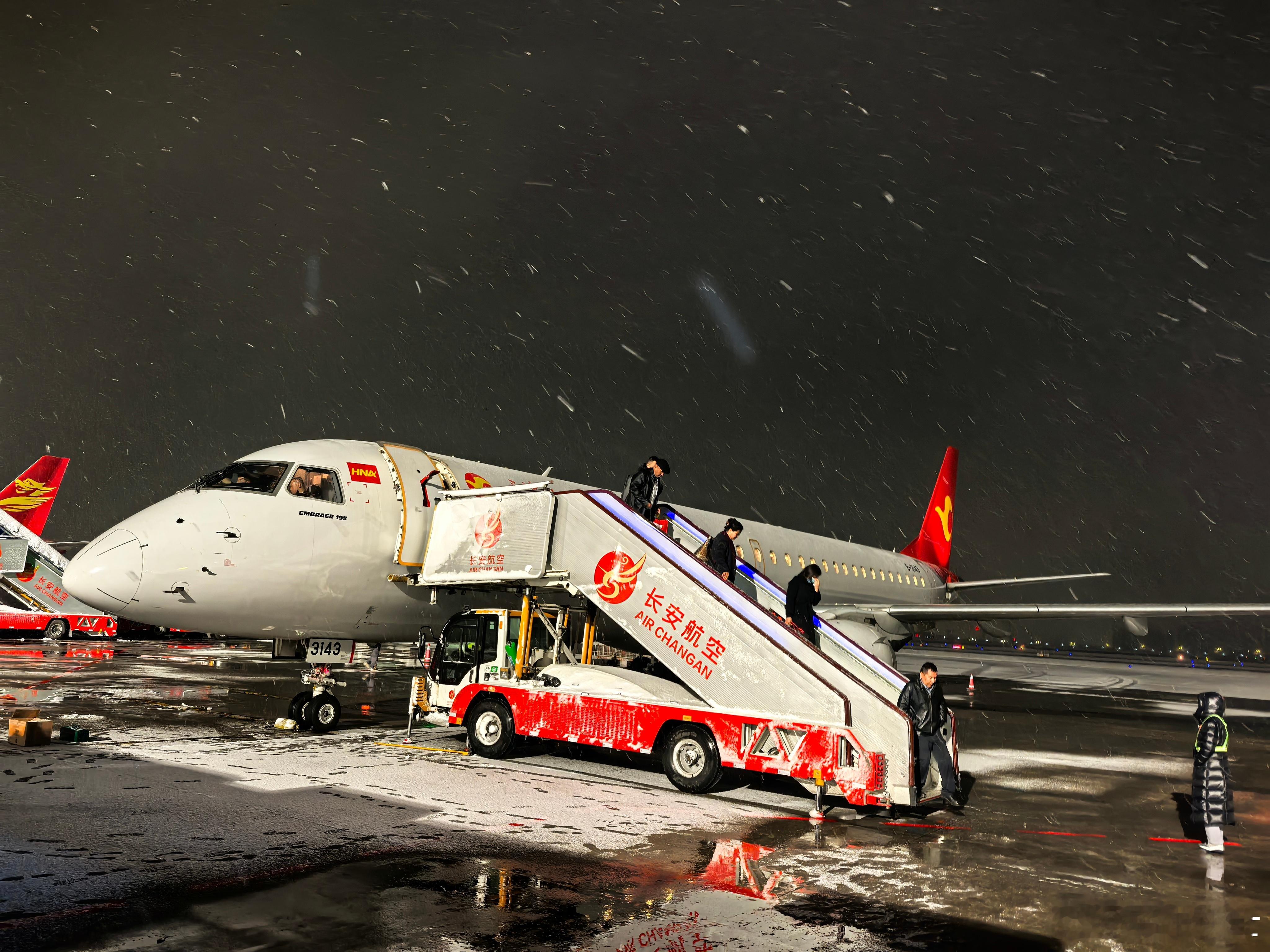 凌晨夜归，西安的天空中飘着雪花。从2025到2026的跨年时刻，我是在空中度过的