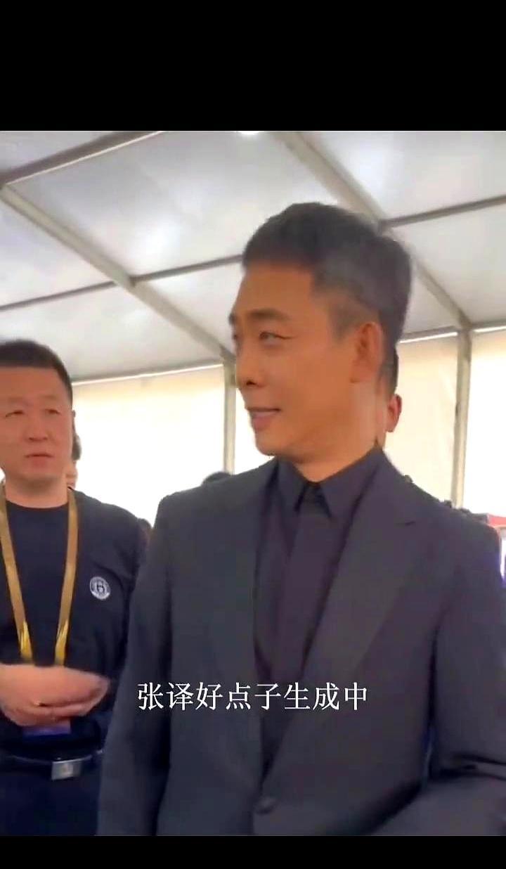 华表奖后台，王骁把他影后母亲王馥荔介绍给张译，张译没喊“王老师”，脱口而出的两个