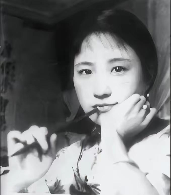 1961年，陆小曼穷得吃不起鸡蛋时，将唯一的貂皮大衣卖掉，买来几斤大闸蟹，请3个