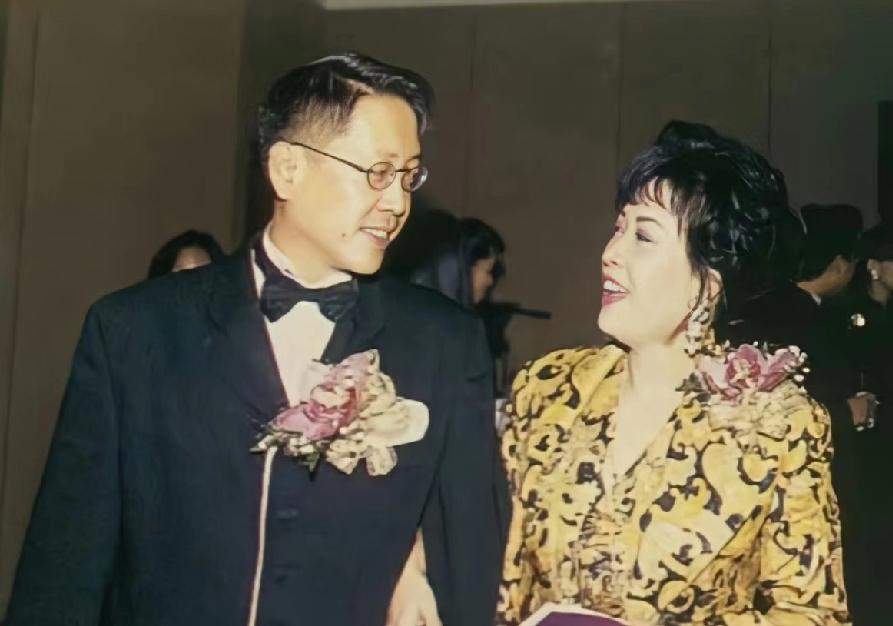 赌王二太蓝琼缨90年代的真实长相，高贵且美艳，飒爽而精明。一身明媚黄装上身的
