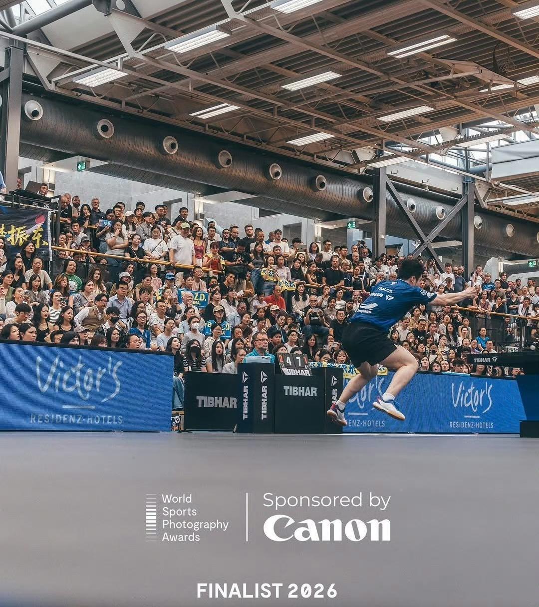 谁还没见过樊振东的“飞燕凌空”？拍摄这张照片的德国摄影师有福了，因为这张照片入