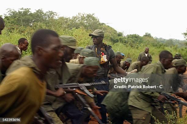 每天认识一件兵器科特迪瓦：这组照片拍摄于2002—2007年内战期间的