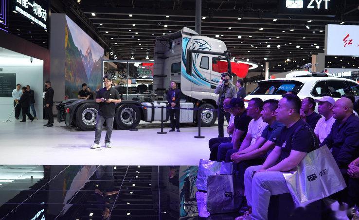 让每一位卡车司机安全回家北京车展，乘用车是主角，但商用车也没有被遗忘。卓驭的展台