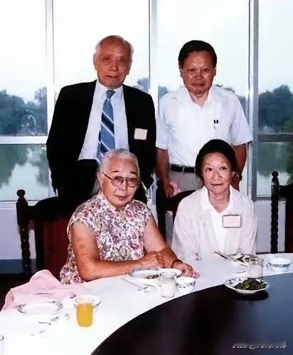 杨振宁夫妇和陈省身夫妇合影留念，这张照片拍摄于30年前，时间是1992年，距今已