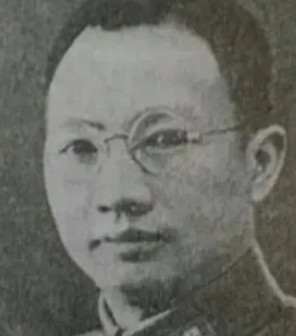 1949年11月，国民党军长刘伯龙被枪杀，他的妻子向副军长张涛哭诉，说几百两黄金