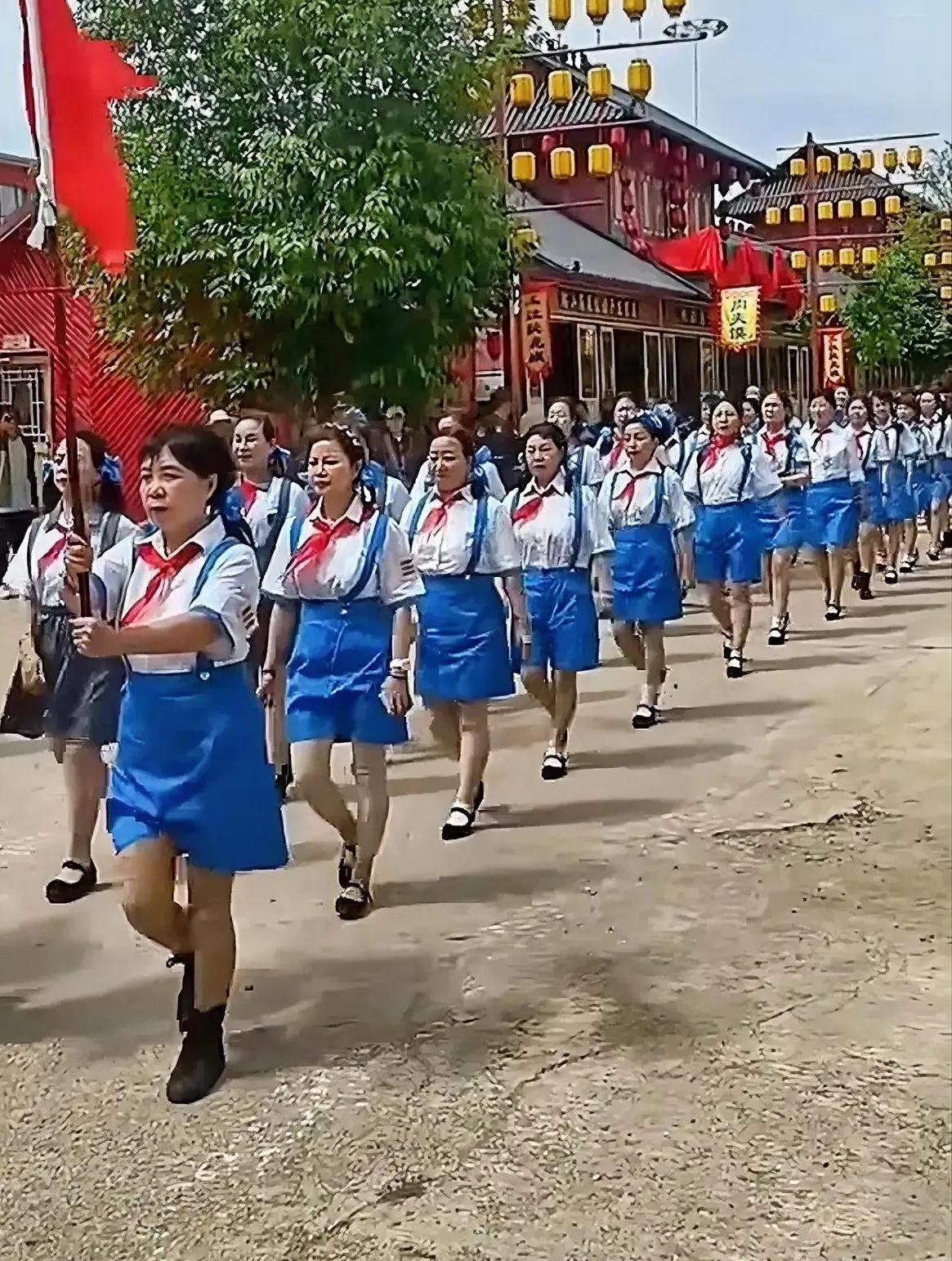 “太佩服啦!”谁能想到，六一街头整齐列队、蹦蹦跳跳赶路的“少先队员”，抬头一看
