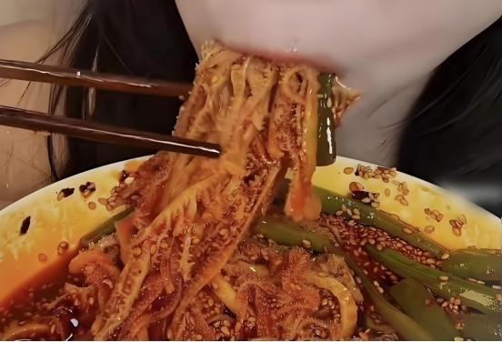 爱吃毛肚的人要崩溃了？315曝光的毛肚黑幕，越看越气！ 某网红直播间里，那些