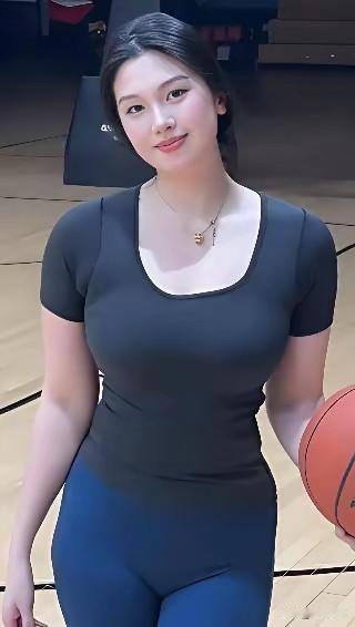 182cm李沁纯，从专业女篮运动员到野球场上的“肘子姐”。镜头下，她身着简约的运