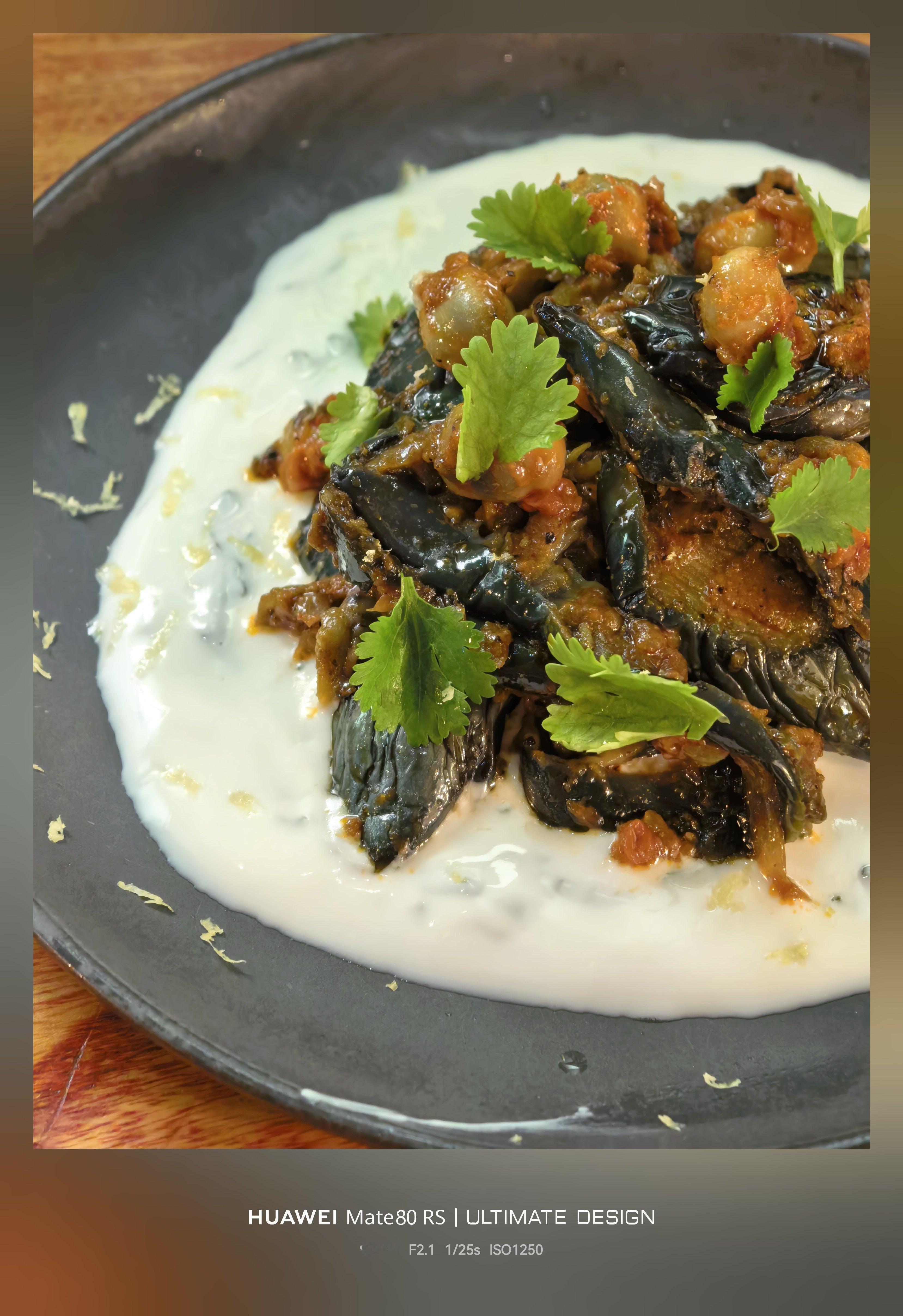 吃到一个奇怪的菜酸奶酱茄子纯酸奶加上辣椒孜然面儿茄子口味奇特但是又特别的