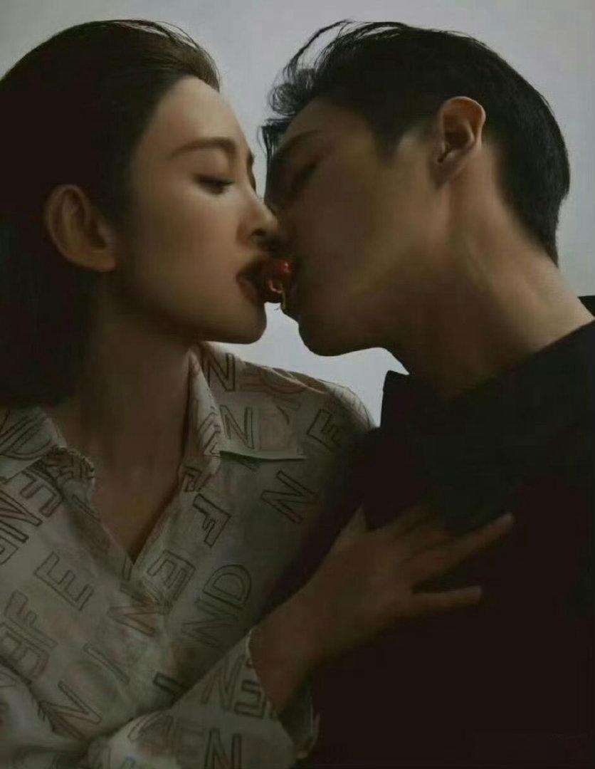 张若昀的手好大，唐艺昕的腰好细，这夫妻俩绝了！