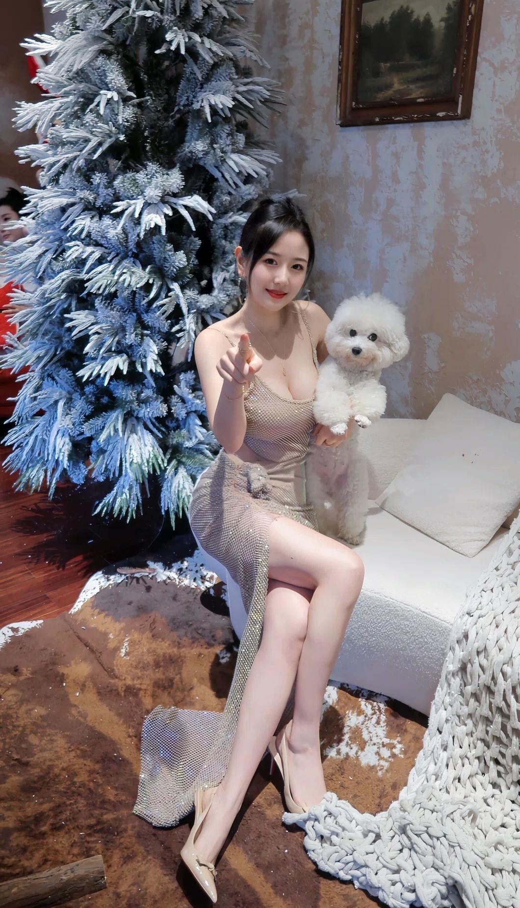 银霜圣诞树旁，鎏金礼裙揉着细碎的光泽，怀中小白狗添上软萌的甜意，节日的浪漫与温柔