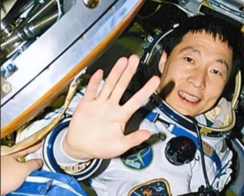 杨利伟为什么后来再也没有登天？其实，他能够活着回到地球就已经是万幸，在他攀登太空