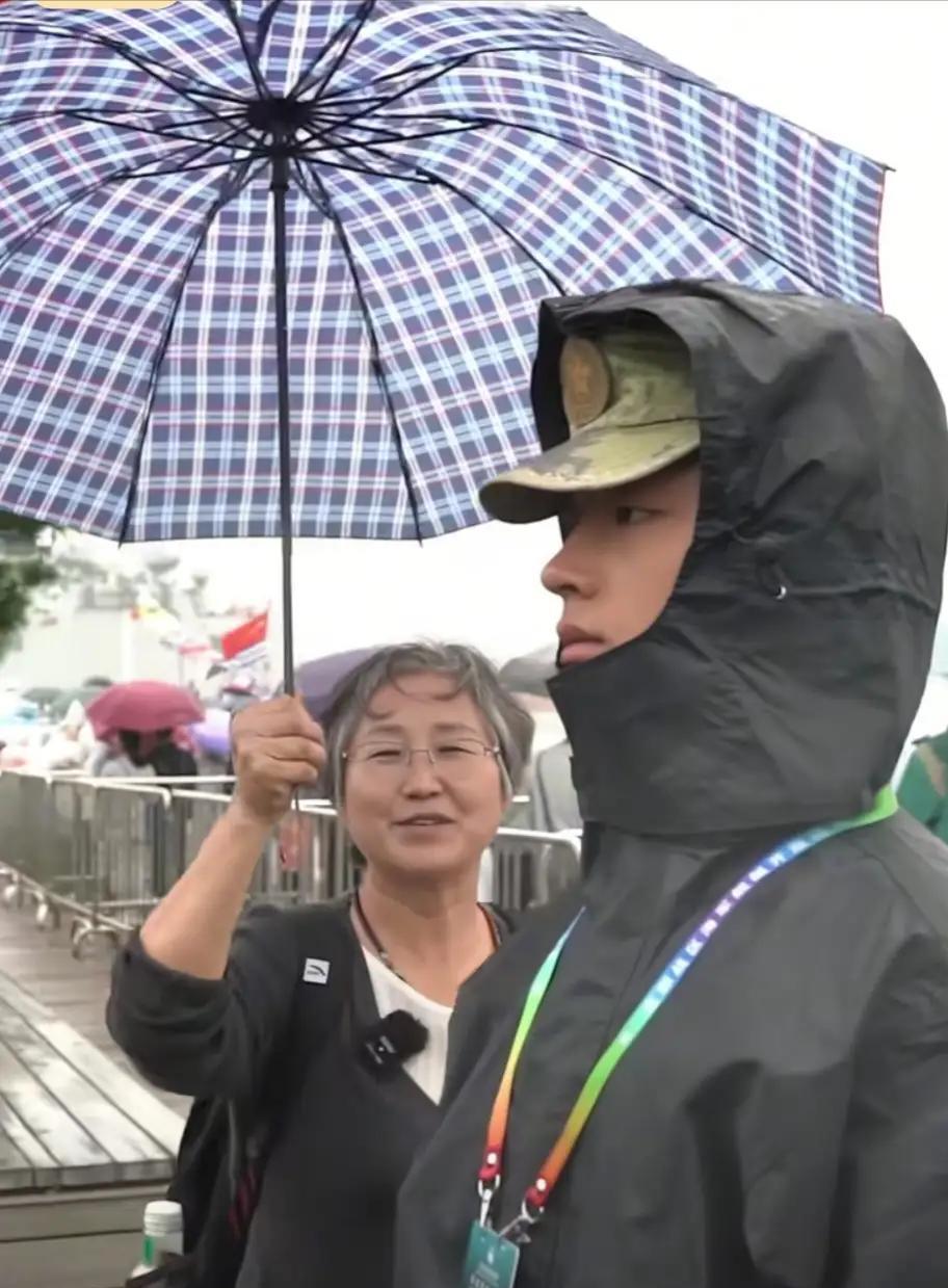 上人民日报了！9月27日报道，河南，一位妈妈坐了整整10小时绿皮火车，一路颠簸到