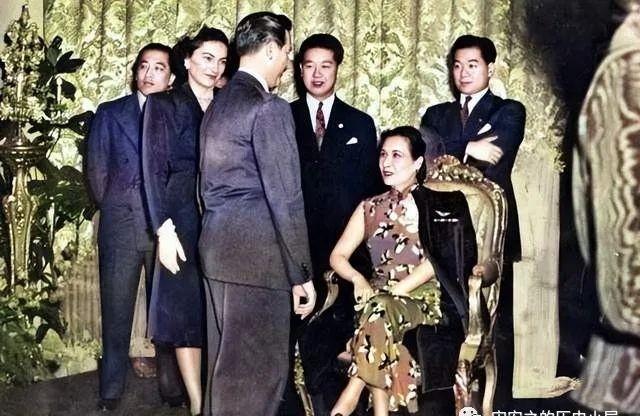 1943年，46岁的宋美龄出席好莱坞活动，旁边的男子是孔令侃！1943年，二战