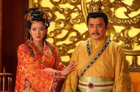 公元626年，庆功宴上，27岁李世民搂着一寡妇入座，喜笑颜开的群臣都变了脸色：“