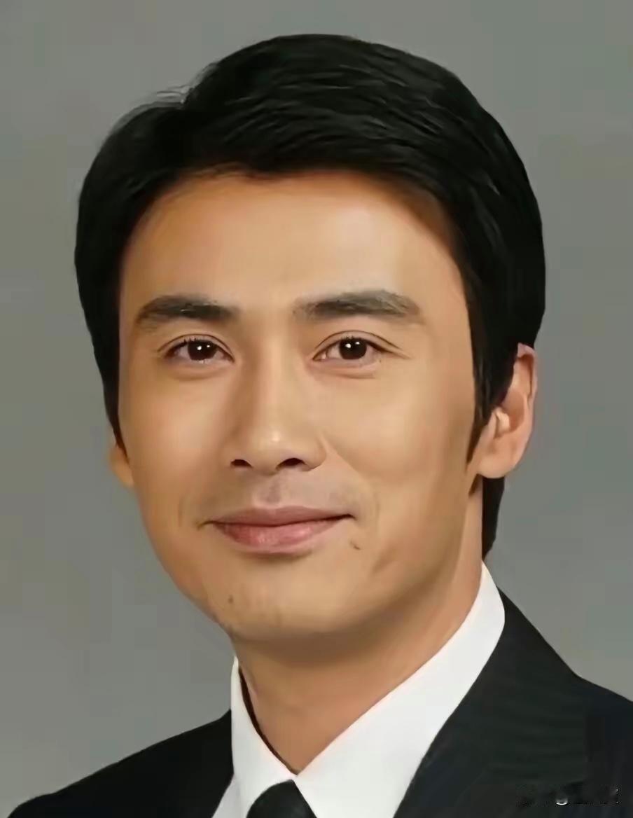 演谍战剧的扛把子，大家知道他演的那部电视剧最有代表性。